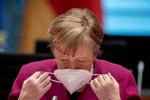 Angela Merkel har svært ved at styre Tyskland gennem pandemien, og nu rystes hendes parti af en sag om formodet bestikkelse. Foto: Michael Kappeler/Ritzau Scanpix