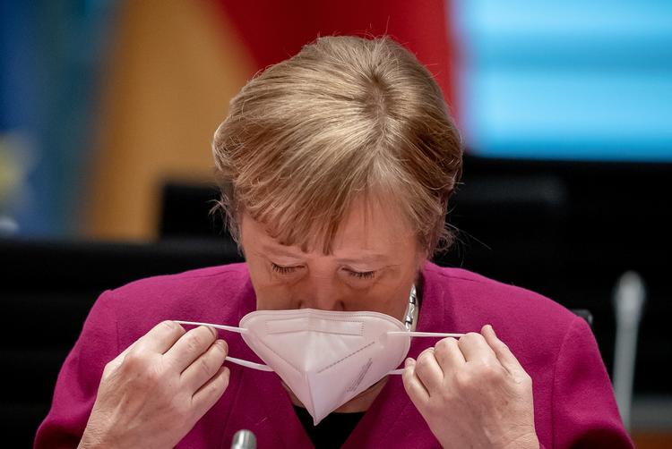Angela Merkel har svært ved at styre Tyskland gennem pandemien, og nu rystes hendes parti af en sag om formodet bestikkelse. Foto: Michael Kappeler/Ritzau Scanpix