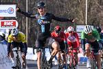 Hollænderen Cees Bol sejrer klart på 2. etape i Paris-Nice foran Mads Pedersen i grønt, mens ireren Sam Bennett i den gule trøje bliver nr. 5.
 Foto: Anne-christine Poujoulat/Ritzau Scanpix