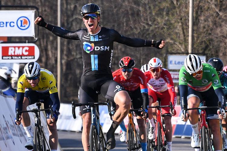 Hollænderen Cees Bol sejrer klart på 2. etape i Paris-Nice foran Mads Pedersen i grønt, mens ireren Sam Bennett i den gule trøje bliver nr. 5.
 Foto: Anne-christine Poujoulat/Ritzau Scanpix