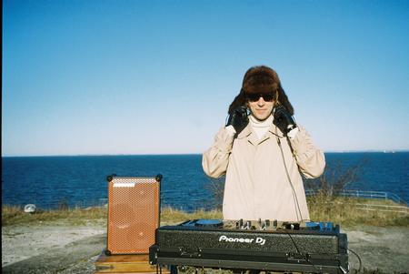 Tag til online dj-session livetransmitteret fra Ungdomsøen denne uge med Jonas Visti. Foto: PR/Amanda Baun