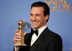  Skuespilleren Jon Hamm med sin Golden Globe-pris, som han fik for sin rolle i 'Mad Men'. (Foto: LUCY NICHOLSON/Ritzau Scanpix)   Foto: Lucy Nicholson/Ritzau Scanpix