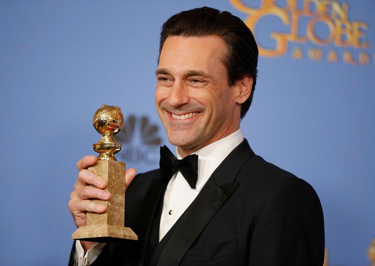  Skuespilleren Jon Hamm med sin Golden Globe-pris, som han fik for sin rolle i 'Mad Men'. (Foto: LUCY NICHOLSON/Ritzau Scanpix)   Foto: Lucy Nicholson/Ritzau Scanpix