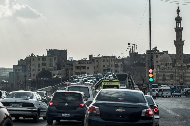 Bilkøerne verden over er gjort op i et nyt trængselsindeks, der viser, at coronakrisen har givet mere plads på vejene. Her er en bilkø i Cairo. Foto: Khaled Desouki/Ritzau Scanpix