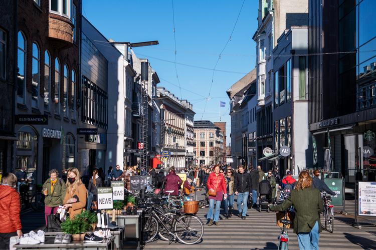 Pludselig var der travl trafik i forårsolen, da butikkerne fik lov at åbne, her i Århus. Vi ved ikke endnu, om travlheden vil få smittetallene til at stige den kommende uge.  Foto: Marie Ravn