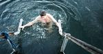Hurtigt i, hurtigt op. En tur i iskoldt vand udløser adrenalin, noradrenalin, serotonin, kortisol - alt godt for krop og sjæl. Foto: Rasmus Flindt Pedersen/POLFOTO