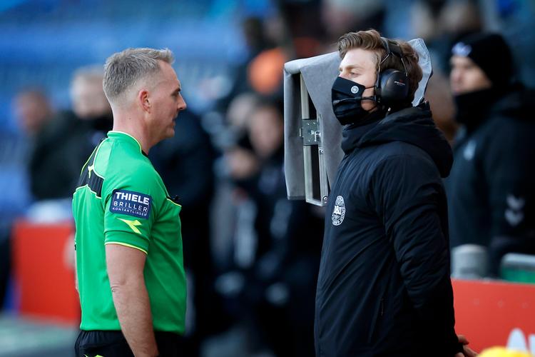 I slutningen af Brøndbys sejr på 2-1 over FC København havde dommer Jakob Kehlet nok at gøre med at gennemse sekvenser på video. Men VAR-afbrydelserne frustrerede både fans, spillere og FCK-træner Jess Thorup. Foto: Jens Dresling/POLFOTO
