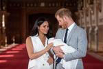 Hertugparret af Sussex viste i maj 2019 for første gang deres søn Archie frem for offentligheden ved et fototræf på Windsor Castle. Foto: Dominic Lipinski/Ritzau Scanpix