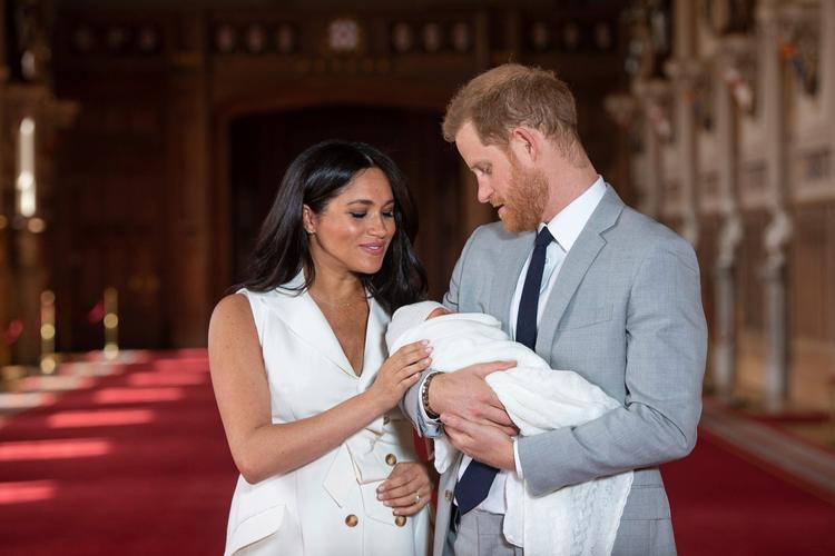 Hertugparret af Sussex viste i maj 2019 for første gang deres søn Archie frem for offentligheden ved et fototræf på Windsor Castle. Foto: Dominic Lipinski/Ritzau Scanpix