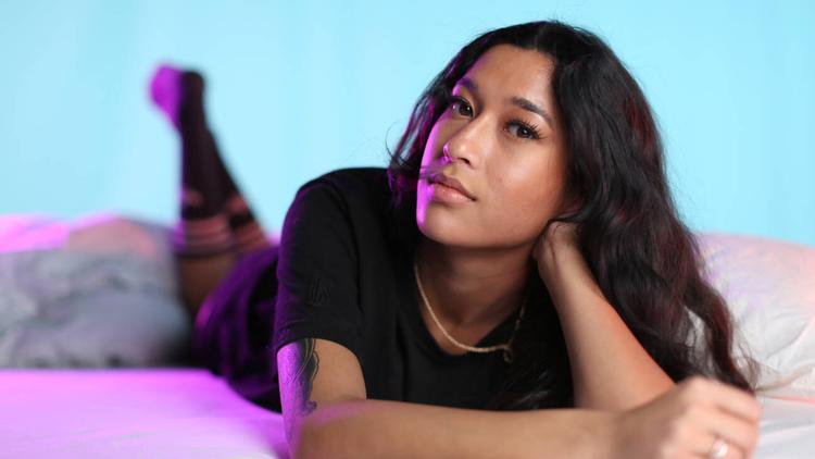 19-årige Asmita fortæller om sit sexliv i et program, der ikke for alvor kradser i overfladen. Foto: DR