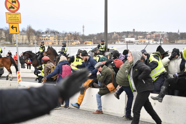 Som i flere andre lande har Sverige også været ramt af demonstrationer mod coronarestriktioner. Billedet er fra Stockholm 6. marts, hvor poltitiet forhindrer demonstranter i at bevæge sig fra Medborgarplatsen mod Gamla Stan. Foto: Henrik Montgomery/TT/Ritzau Scanpix 
