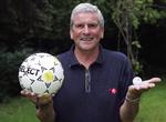 Det er sådan, vi husker Tommy Troelsen: Et optimistisk smil, den runde fodbold - og i de senere år suppleret med den lille golfbold, som fik vist stor opmærksomhed af troldmanden fra Vejle. Foto: Mogens Flindt/Ritzau Scanpix