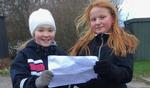Stine og Sofie tjekker kortet for at finde den næste post i fessorløbet, som bringer dem vidt omkring i den lille by Nors. Foto: Emma Amtoft Vangsgaard