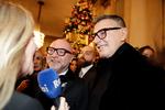 De to italienske designere Domenico Dolce (til venstre) og Stefano Gabbana vil have 600 millioner dollar i erstatning fra to modebloggere, der har beskyldt deres kampagne for at være racistisk og sexistisk.  (AP Photo/Luca Bruno)   Foto: Luca Bruno/Ritzau Scanpix