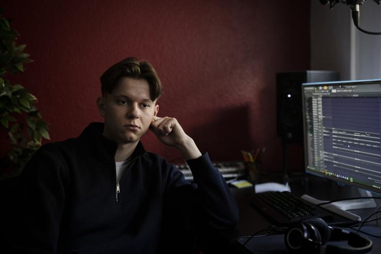 Adrian Revitz blev student i sommer. Han har brugt meget af sin ekstra tid på at blive bedre til at producere musik. Foto: Valdemar Ren