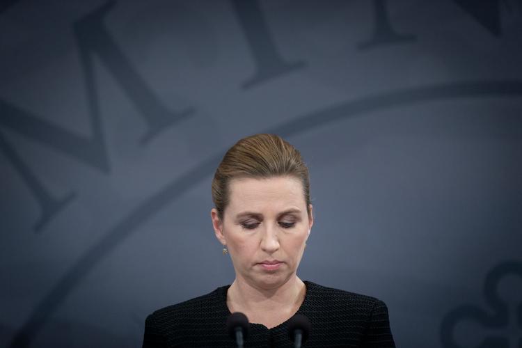 Statsminister Mette Frederiksen (S) var klædt i sort på det historiske pressemøde for præcis et år siden. Foto: Mads Nissen/POLFOTO