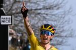 Primoz Roglic jubler over triumfen i Paris-Nice, som sendte ham til tops i det samlede klassement.
 Foto: Anne-christine Poujoulat/Ritzau Scanpix