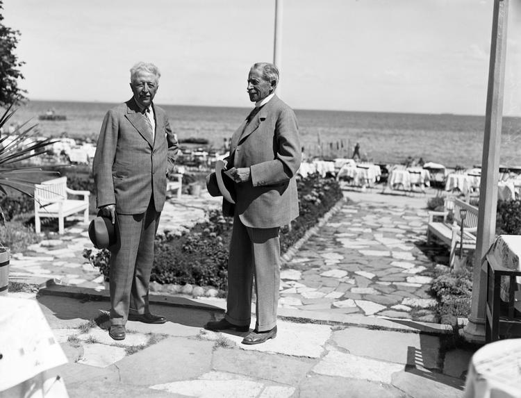 Carl Gustaf Verner von Heidenstam (th.) var en svensk forfatter og digter og vinder af Nobelprisen i litteratur i 1916.  Han er en af de forfattere, der er blevet citeret på svensk højreradikal hjemmeside. Her ses han med prins Eugen Napoleon Nikolaus af Sverige. Foto: Holger Damgaard/Ritzau Scanpix