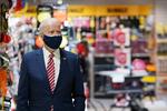 US President Joe Biden (C) visits W.S. Jenks &amp; Son, a hardware store that has benefited from a Paycheck Protection Program (PPP) loan, in Washington, DC, on March 9, 2021. (Photo by MANDEL NGAN / AFP) Foto: Mandel Ngan/Ritzau Scanpix