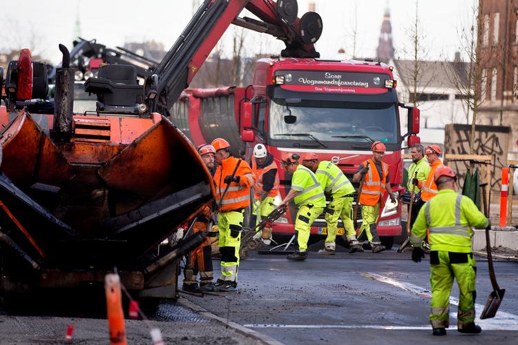 En række store og små gader bliver repareret i det kommende års tid i København, der skynder sig at udnytte mulighederne i det udvidede anlægsloft. Arkivfoto. Foto: Finn Frandsen/POLFOTO