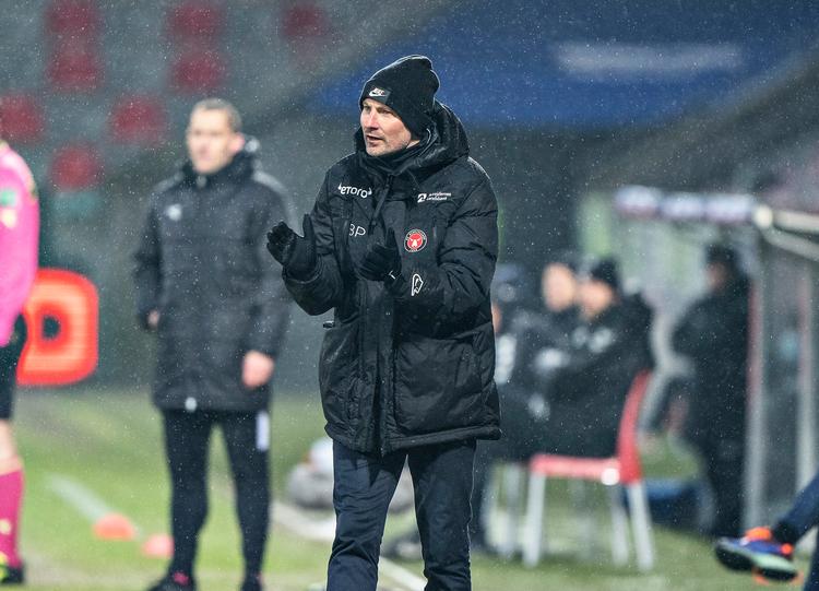 Det varmede FCM-træner Brian Priske i kulden, da han onsdag aften så sit hold vinde 3-0 over OB i en pokalkamp efter to nederlag i Superligaen.  Foto: Henning Bagger/Ritzau Scanpix