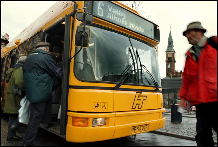 Det var hyggeligere at køre i bus i gamle dage, synes Bettina Heltberg. Foto: Lars Krabbe/POLFOTO