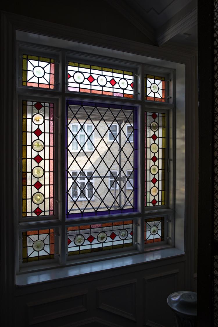 Dette blyindfattede vindue blev fjernet under en renovering af en etageejendom for nylig og udskiftet med et nyt vindue. Foto: Jacob Ehrbahn/POLFOTO