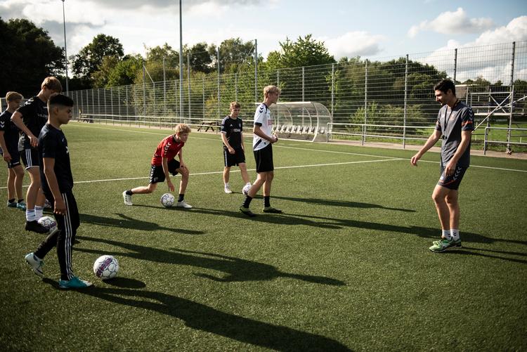Forsamlingsloftet på 25 ved udendørs idræt blev indført 1. marts, hvor mange hold blev samlet for første gang i mange måneder. Foto: Christian Lykking/Christian Lykking