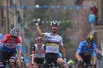 Fire superstjerner på ét og samme billede - den franske verdensmester Julian Alaphilippe jubler, hollænderen Mathieu van der Poel (t.v.) ærgrer sig, belgieren Wout van Aert (t.h.) konstaterer, at han har forsvaret førertrøjen, og den slovenske Tour de France-konge Tadej Pogacar er på en fjerdeplads stadig med i den samlede topstrid. Foto: LaPresse.
 