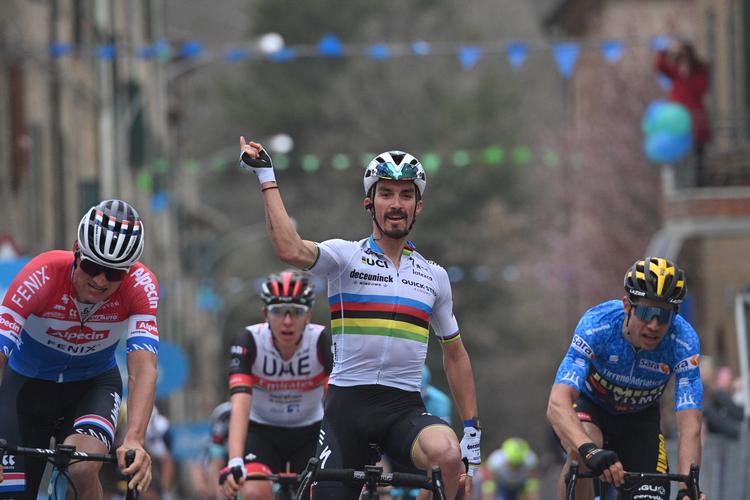 Fire superstjerner på ét og samme billede - den franske verdensmester Julian Alaphilippe jubler, hollænderen Mathieu van der Poel (t.v.) ærgrer sig, belgieren Wout van Aert (t.h.) konstaterer, at han har forsvaret førertrøjen, og den slovenske Tour de France-konge Tadej Pogacar er på en fjerdeplads stadig med i den samlede topstrid. Foto: LaPresse.
 