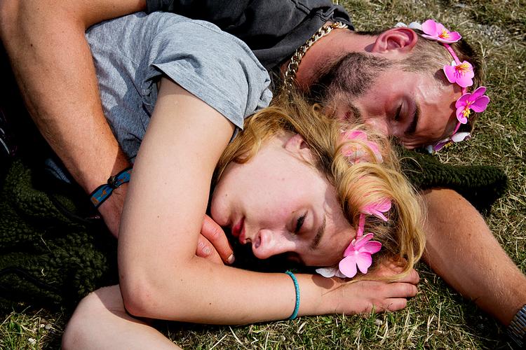  Drømmesøvnen afspejler den hverdag, vi har, men også vores længsler. Dette var virkelighed på Roskilde Festival for nogle år siden. På campingområdet var folk faldet i søvn uden for deres telt.  Nu er det drømmen for mange.  Foto: Thomas Borberg/POLFOTO