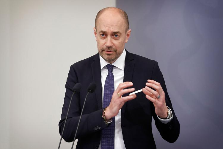 »Jeg blander mig ikke i den måde, svenskerne har valgt at håndtere deres epidemi på. De har valgt en anden vej end den danske, det er deres valg og deres opgave,« siger sundhedsminister Magnus Heunicke (S). 