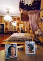 De fleste af os foretrækker et helt enkelt soveværelse, der får os til at slappe af. Men ikke Filippinernes Imelda Marcos. Hun gav den gas med lysekroner, brokadestoffer og store spejle.   Foto: Romeo Gacad/Ritzau Scanpix