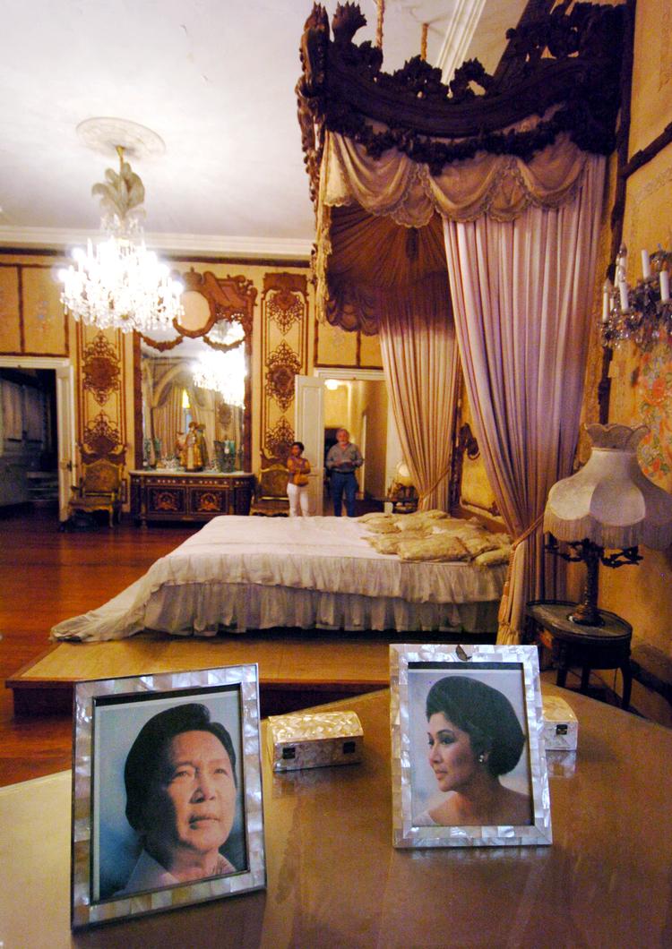 De fleste af os foretrækker et helt enkelt soveværelse, der får os til at slappe af. Men ikke Filippinernes Imelda Marcos. Hun gav den gas med lysekroner, brokadestoffer og store spejle.   Foto: Romeo Gacad/Ritzau Scanpix
