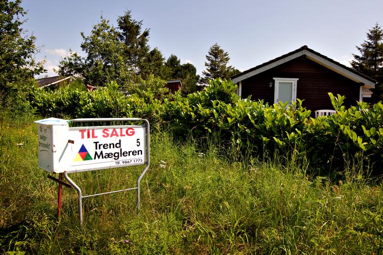     Et sjældent syn i Danmark – et sommerhus til salg. Som regel står skiltet der blot i et par dage. Foto: Søren Schnoor/POLFOTO