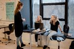 Lærer Carina Solvig Hjorth taler med Mira (tv.) og Filippa. Når børn ikke trives med undervisning hjemme, kan de gå i nødskole, som her i Sophienborgskolen i Hillerød. Foto: Valdemar Ren