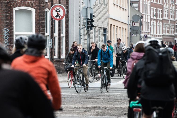 Cyklister i Aarhus har valgt et transportmidler, der ikke forurener, ikke er skyld i trafikpropper og som oven i købet er sundt at benytte. Den slags skal der være mere af, mener Danske Regioner. Foto: Casper Holmenlund Christensen/POLFOTO