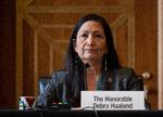 USA's nye indenrigsminister hedder Deb Haaland, og hun er oprindelig amerikaner. Det, vi før i tiden kaldte indianer.  Foto: Jim Watson/Ritzau Scanpix