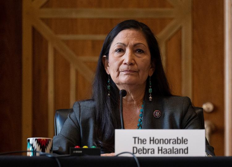 USA's nye indenrigsminister hedder Deb Haaland, og hun er oprindelig amerikaner. Det, vi før i tiden kaldte indianer.  Foto: Jim Watson/Ritzau Scanpix