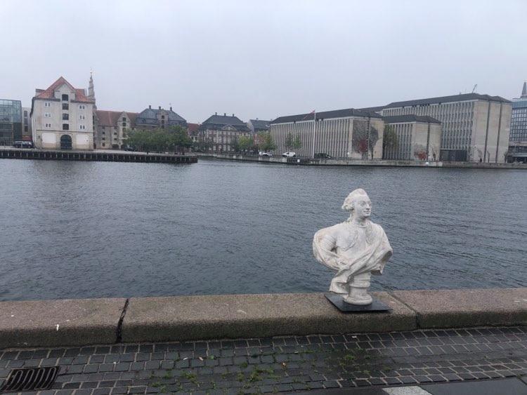 »Vi undrer os over, hvilken trussel antiracistisk arbejde udgør for studiemiljøet på akademiet. Består truslen i at tage de studerendes anklager om seksuelle, racistiske eller andre krænkelser begået af deres undervisere alvorligt?«, skriver Sidsel Meineche Hansen og Melanie Kitti i dette debatindlæg. Foto Anonyme Billedkunstnere & Katrine Dirckinck-Holmfeld