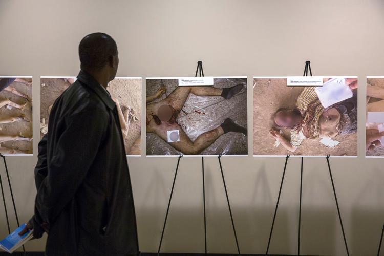 I 2015 blev en række af den tidligere retsfotografs billeder af torterede og døde fanger udstillet i FN's hovedkvarter i New York. Billederne blev smuglet ud af Syrien i perioden mellem 2011 og midten af 2013 og samlet blev det til omkring 55.000 fotografier af personer, der har mistet livet i det syriske tortursystem. Foto: Lucas Jackson/Ritzau Scanpix