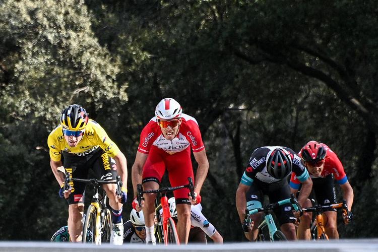 Trods ihærdige anstrengelser kan Christophe Laporte ikke holde Primoz Roglic i den gule førertrøje bag sig.
 Foto: Anne-christine Poujoulat/Ritzau Scanpix