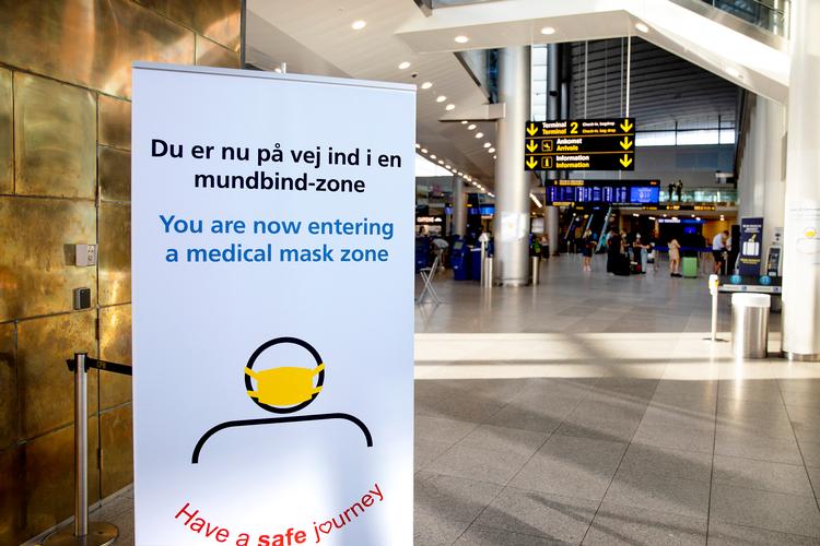 Til maj skal det efter planen være muligt for danskere at fremvise digitalt corona-pas og dermed kunne bevæge sig ud i verden igen. Foto: Finn Frandsen/POLFOTO