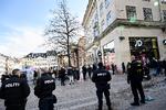 Der var både  betjente og demonstranter til stede, da dommen over den 30-årige kvinde blev dømt to års fængsel i går.  Foto: Philip Davali/Ritzau Scanpix