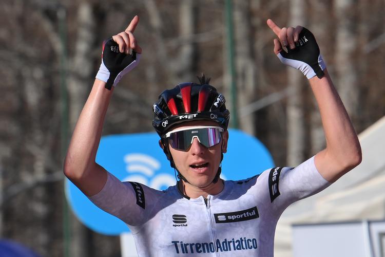 Den slovenske Tour de France-konge Tadej Pogacar jubler over sejren på den skrappeste etape i Tirreno-Adriatico. Foto: LaPresse. 