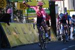 Magnus Cort jubler som første mand over målstregen på finaleetapen i Paris-Nice.
 Foto: Anne-christine Poujoulat/Ritzau Scanpix