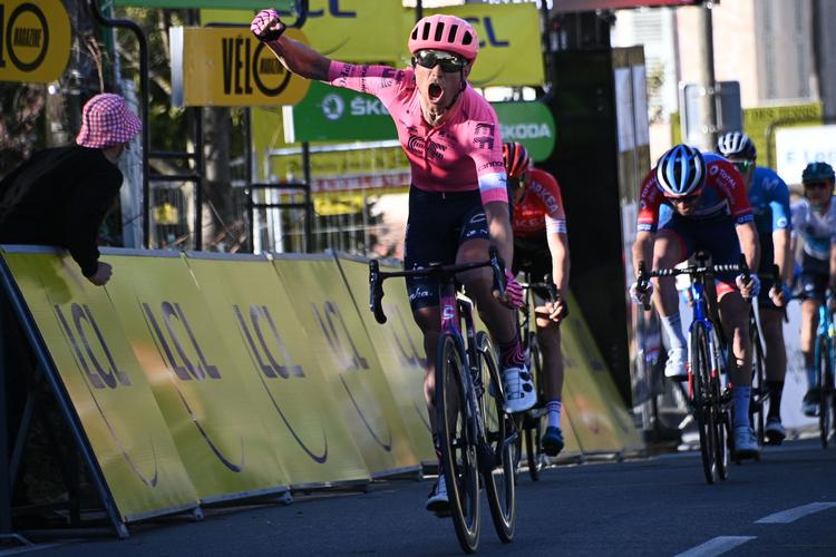 Magnus Cort jubler som første mand over målstregen på finaleetapen i Paris-Nice.
 Foto: Anne-christine Poujoulat/Ritzau Scanpix