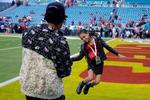 Jay-Z ser her sin datter Blue Ivy Carter more sig før sidste års Super Bowl-finale i Miami.   Foto: David J. Phillip/Ritzau Scanpix