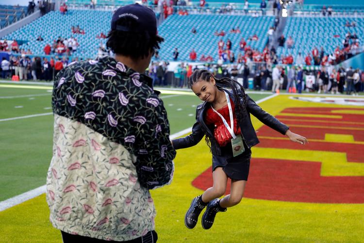 Jay-Z ser her sin datter Blue Ivy Carter more sig før sidste års Super Bowl-finale i Miami.   Foto: David J. Phillip/Ritzau Scanpix