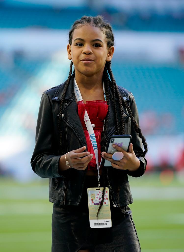 Blue Ivy Carter er ofte med, når forældrene ser sport. Her ses hun ved Super Bowl i Miami, Florida, U.S. i februar sidste år.  Foto: Mike Blake/Ritzau Scanpix